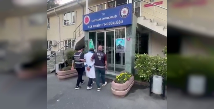 Kağıthane'de bayrağı yere atan şüpheli, 11 suç kaydıyla yakalandı
