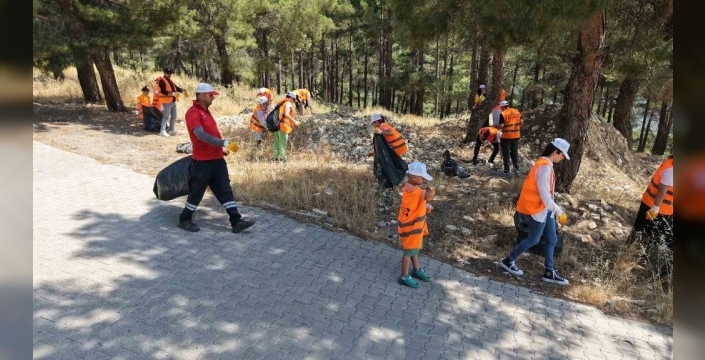 Kahramanmaraş'ta çevre seferberliği: Gönüllüler Şairler Tepesi'ni temizledi