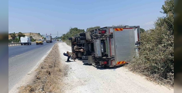 Kamyon devrildi, sürücü burnu bile kanamadan kurtuldu