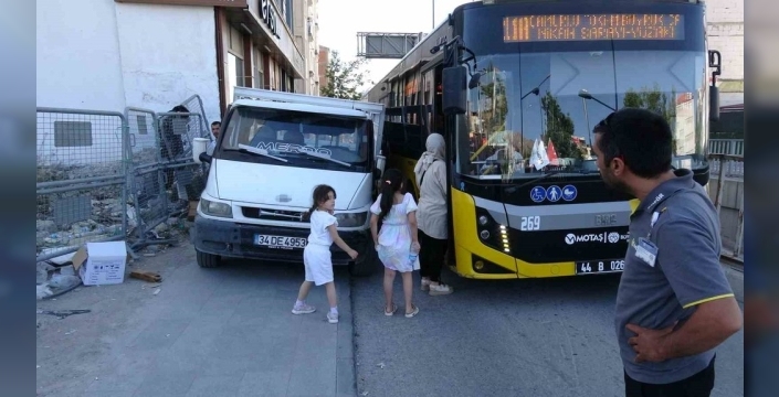 Kamyonet kaldırıma park etti, esnaf seferber oldu!