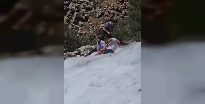 Kanispi Şelalesi'nde korku dolu anlar: Çocuk akıntının ortasında kalıp son anda kurtarıldı