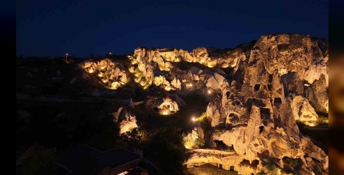 Kapadokya'nın büyüsü gece aydınlandı: Tarih ve doğa ışıkla buluştu