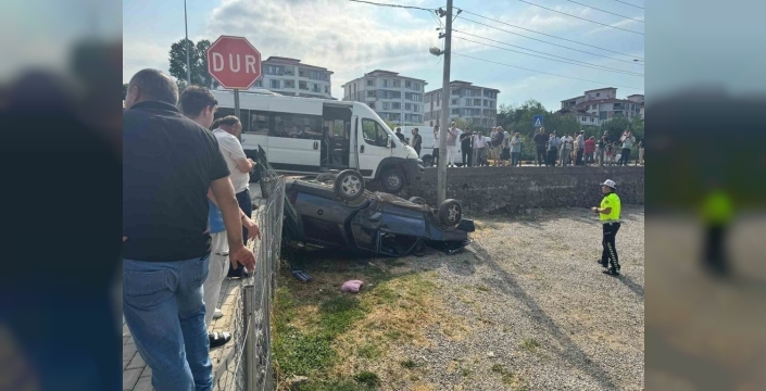 Karabük'te işçi servisiyle çarpışan otomobil bahçeye uçtu: 3 yaralı