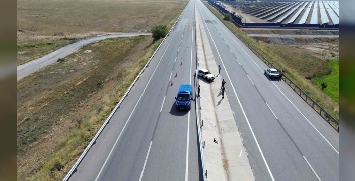 Karaman'da akılalmaz kaza: Bariyerler otomobili ikiye böldü, sürücü kurtuldu