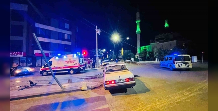 Karaman'da gece yarısı paniği: İki otomobil hurdaya döndü!