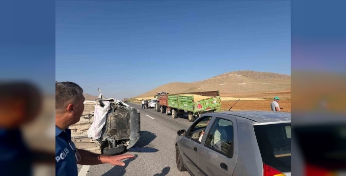 Karaman'da kan donduran kaza: Traktör römorkuna çarpan otomobil ters döndü, 1 kişi yaralandı!