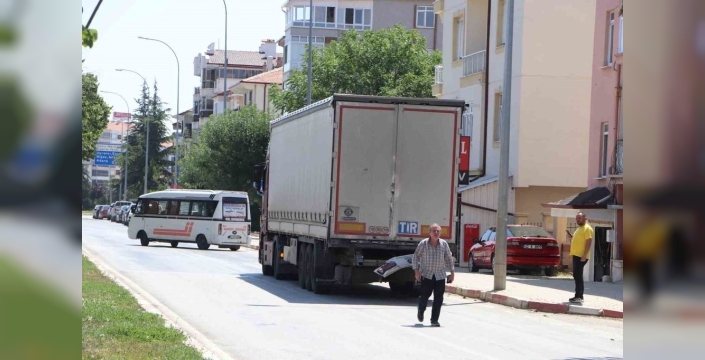 Karaman'da otomobil tıra çarptı: 1'i ağır 3 yaralı