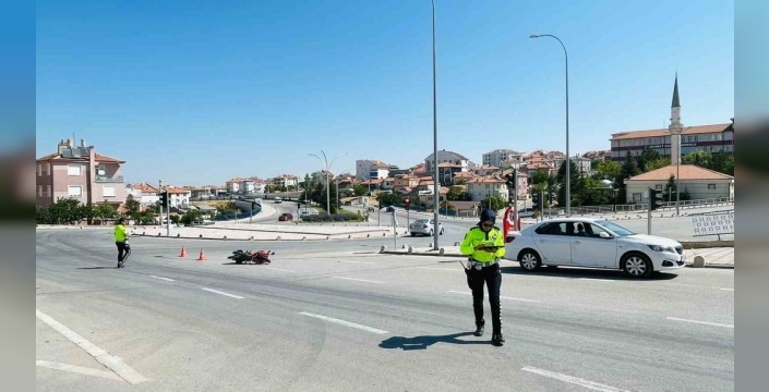 Karaman’da çarpışma! Motosikletli yaralandı, sürücüye ceza kesildi