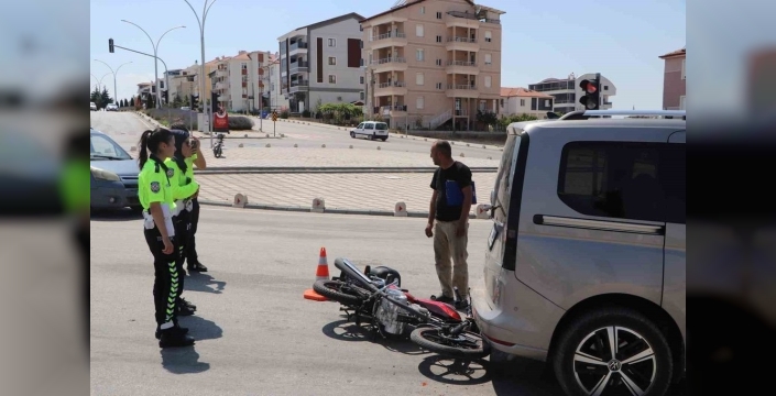 Karaman'da trafik ışıklarında şok kaza: Motosikletli sürücü yaralandı