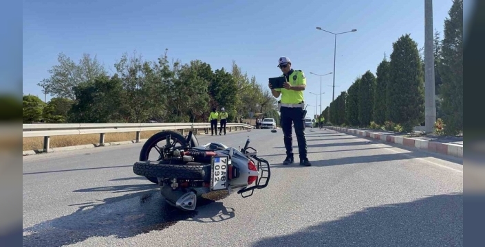 Karaman'da trafikte şok anlar: Motosiklet otomobille çarpıştı, sürücü metrelerce sürüklendi
