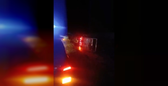 Karapınar'da yürekler ağza geldi: Kamyon şarampole yuvarlandı, 2 kişi yaralandı