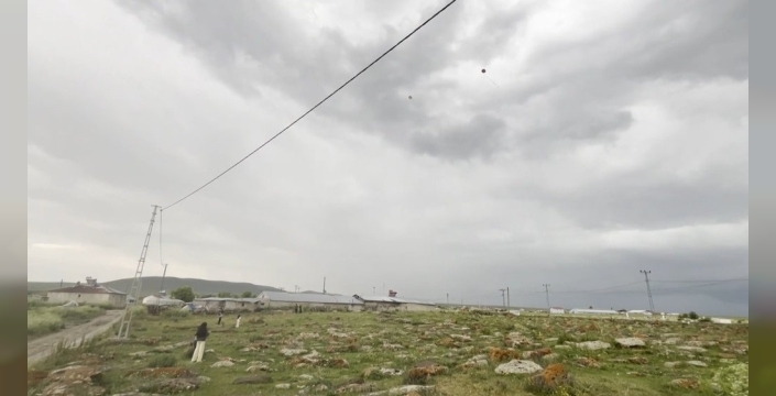 Kars'ın Duraklı köyünde ilk uçurtma heyecanı: Çocukların gökyüzüyle dansı