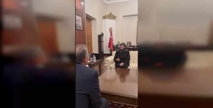 Kars'ta bayrak sevgisi yürekleri ısıttı: Yaşlı kadın makam aracındaki bayrağı öptü