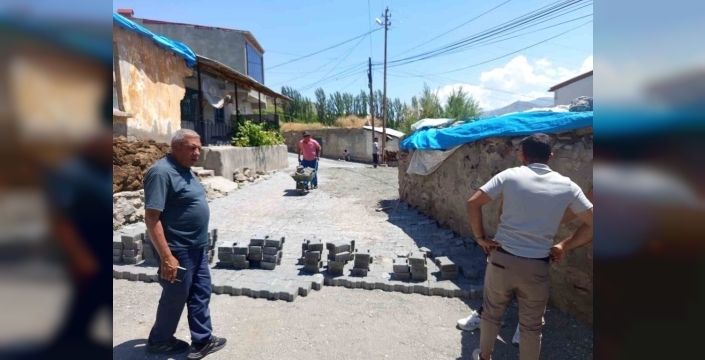 Kars'ta köy yolları modernleşiyor: Kilit parke çalışmaları başladı