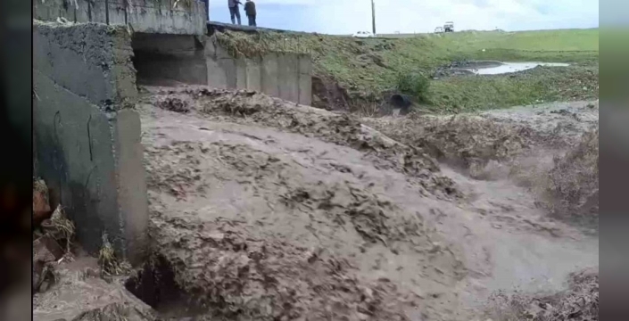 Kars’ta sel felaketi: Polat köyü yolu ulaşıma kapandı