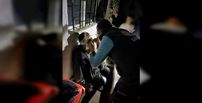 Kars'ta UMKE, zorlu araziyi aşarak yaralı vatandaşı kurtardı