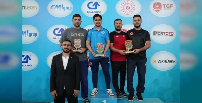 Kartepe'nin güreşçileri Ankara'dan madalyalarla döndü