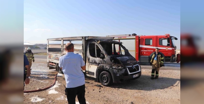 Kasasındaki atıklar alev aldı, kamyonet küle döndü