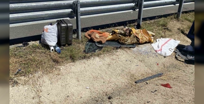 Kastamonu'da bariyerlere çarpan hafif ticari araç ters döndü, 3 kişi yaralandı