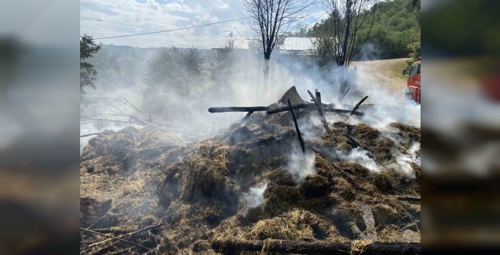 Kastamonu'da dev samanlık yangını: 800 balya küle döndü, evler son anda kurtuldu