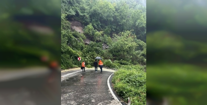 Kastamonu'da heyelan sonrası kapanan yol tekrar ulaşıma açıldı