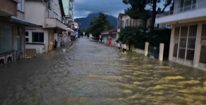 Kastamonu'da kabus gibi sel: Evler, iş yerleri ve arabalar sulara gömüldü