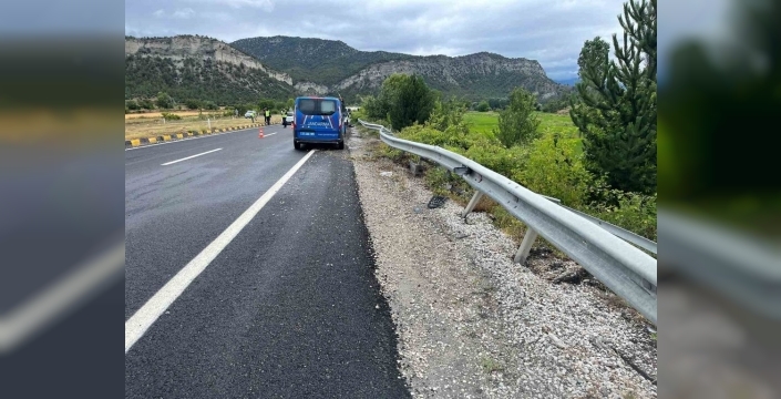 Kastamonu'da kontrolden çıkan otomobil demir bariyerlere çarptı: 5 yaralı