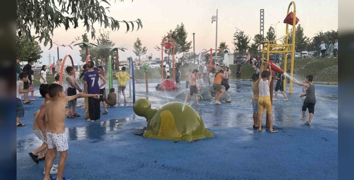 Kavurucu sıcaklarda çocukların serinlik adresi su oyun parkları