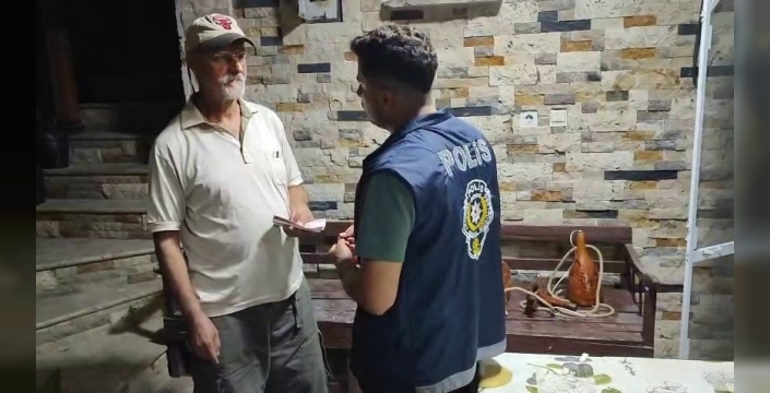 Kaybettiği parayı bulan polis, vatandaşı sevindirdi