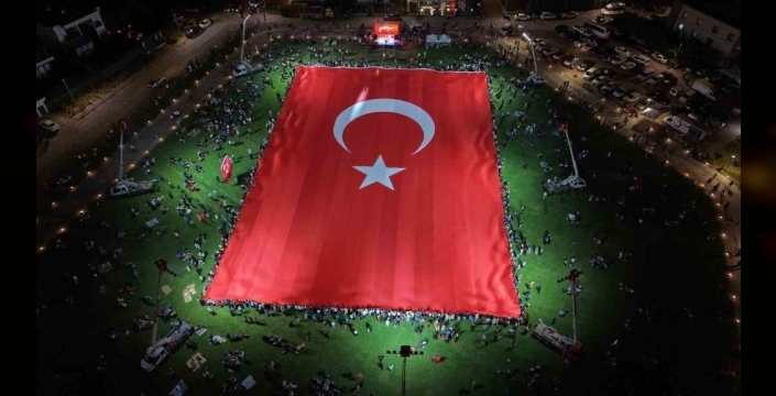 Kayseri'de göklere yükselen dev Türk bayrağı yürekleri coşturdu