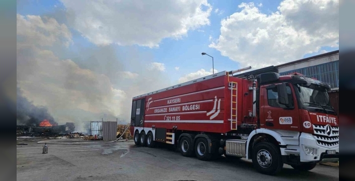Kayseri'de hurdalık alevlere teslim oldu: 2 saatlik mücadele