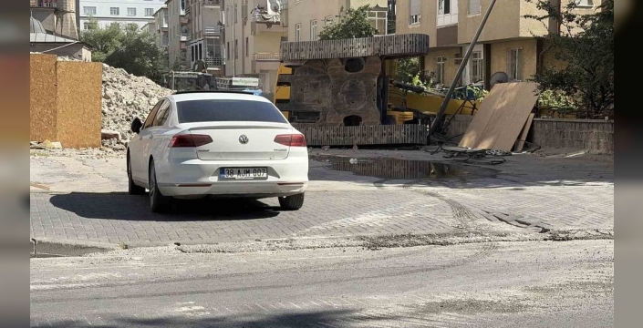 Kayseri'de yıkım çalışmasında iş makinesi devrildi, bir kişi yaralandı