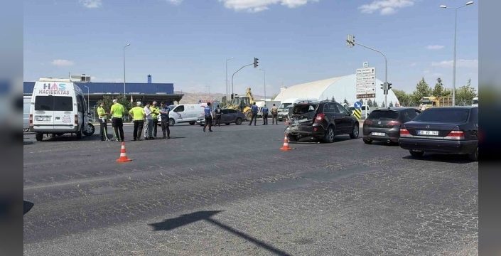 Kayseri''de yürek burkan kaza: Minibüs ve otomobil çarpıştı, 8 kişi yaralandı!
