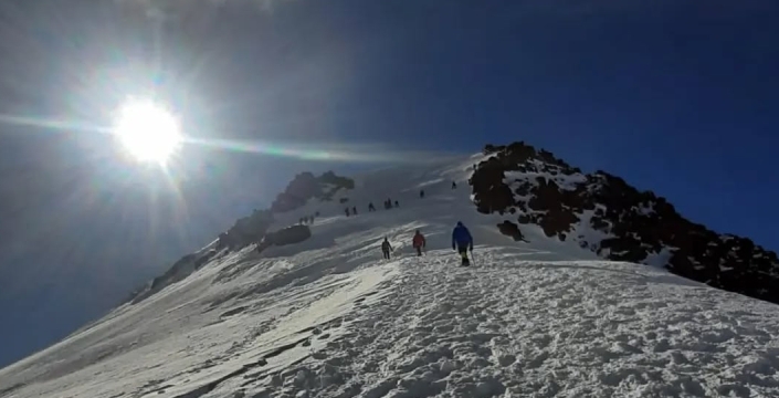 Kazbek Dağı’na zorlu tırmanış