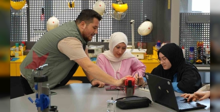 KBÜ'de lise öğrencileri yapay zeka ve dijital üretim eğitimi alıyor
