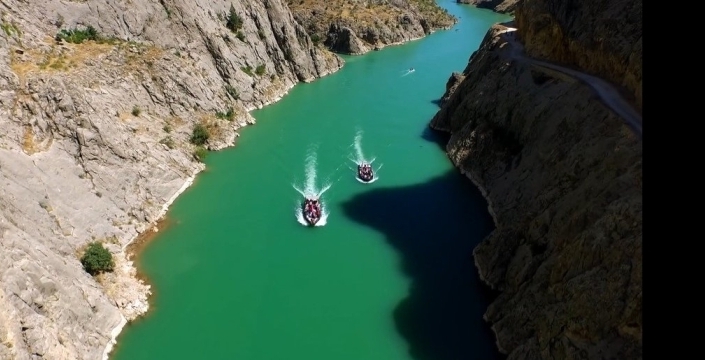 Kemaliye kanyonlarında adrenalin zirve yaptı: Doğa sporları şenliği nefes kesiyor