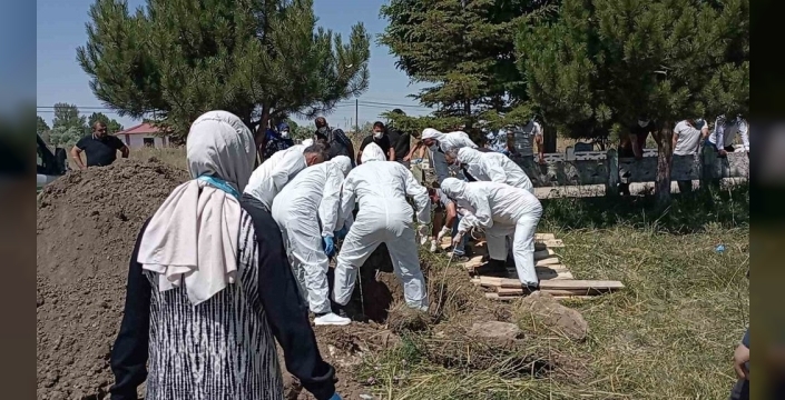 Kene tutunması nedeniyle hayatını kaybeden Dursun Almamış, KKKA tedbirleriyle defnedildi
