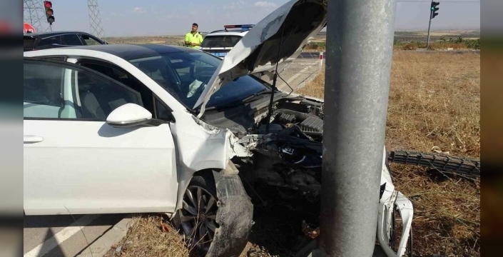 Kilis'te korkunç kaza: Yön tabelasına çarpan otomobilde 2 yaralı