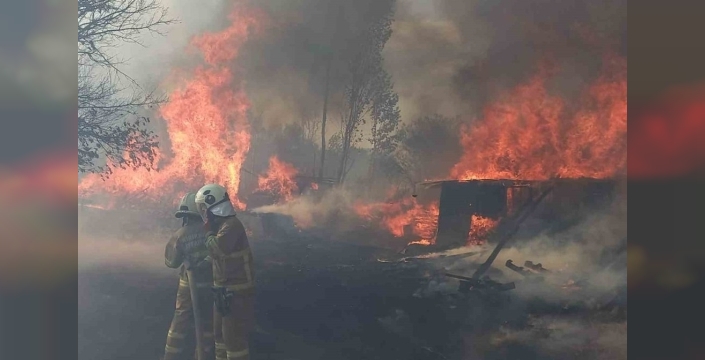 Kırıkkale'de otluk alan yangını, iki bağ evine zarar verdi