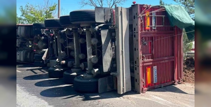 Kırıkkale'de tır devrildi, sürücü yaralandı