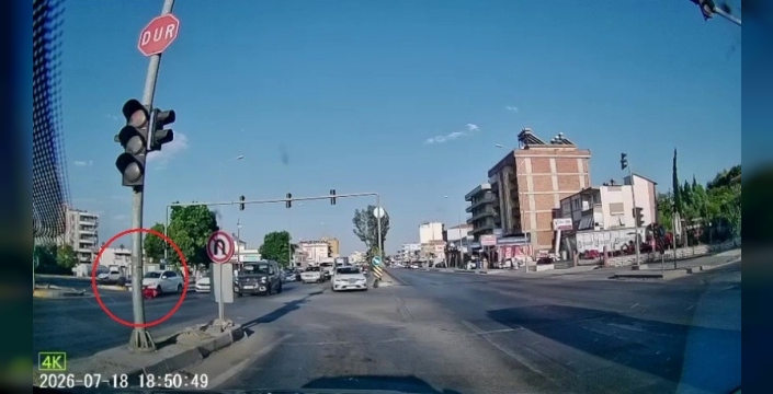 Kırmızı ışıkta geçen motosiklet sürücüsünün kaskı havada takla attı, o anlar kamerada