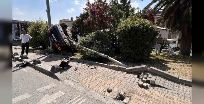 Kırmızı ışıkta hızlanan sürücü dehşet saçtı: Baba oğlunu teselli etti
