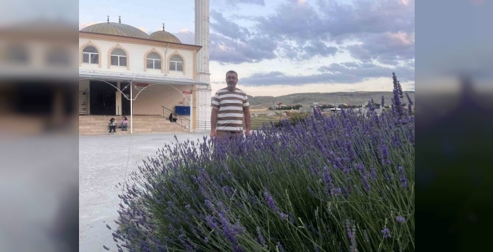 Kırşehir'deki cami bahçesi, lavantalarla renklendi