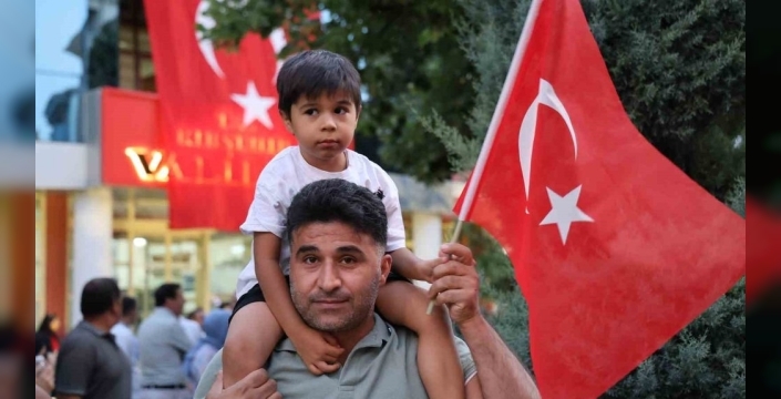 Kırşehirliler, 15 Temmuz'un 10. yılında Cacabey Meydanı'nda demokrasi nöbeti tuttu