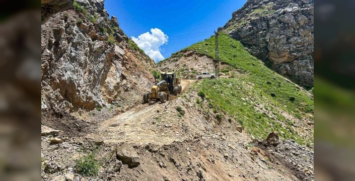 Kışın bozduğu yollar Kozluk'ta yeniden hayat buldu: Üreticinin yüzü güldü