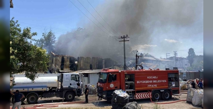 Kocaeli'de boya fabrikasında yangın paniği