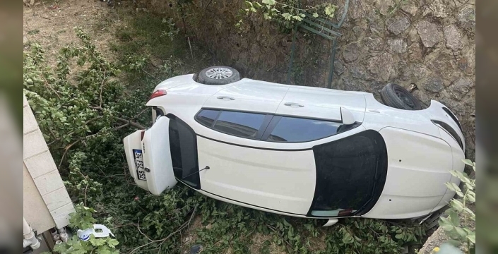 Kocaeli'de kontrolden çıkan otomobil 5 metreden düştü, yaralı var