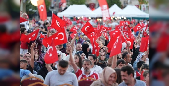 Kocaeli'de on binler, Milli İrade Meydanı'nda toplandı
