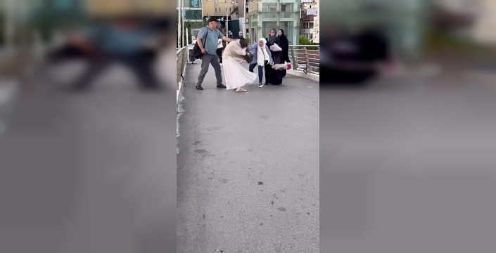 Kocaeli'de üst geçitte kadın kavgası şok etti