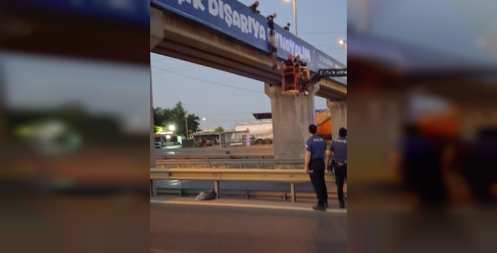 Kocaeli'de üst geçitte yarı çıplak bir ceset bulundu